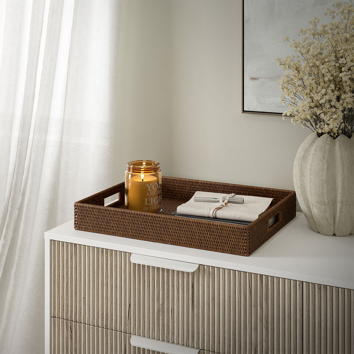 fiolini Rattan Tablett dark mokka auf einer Anrichte neben einer Vase