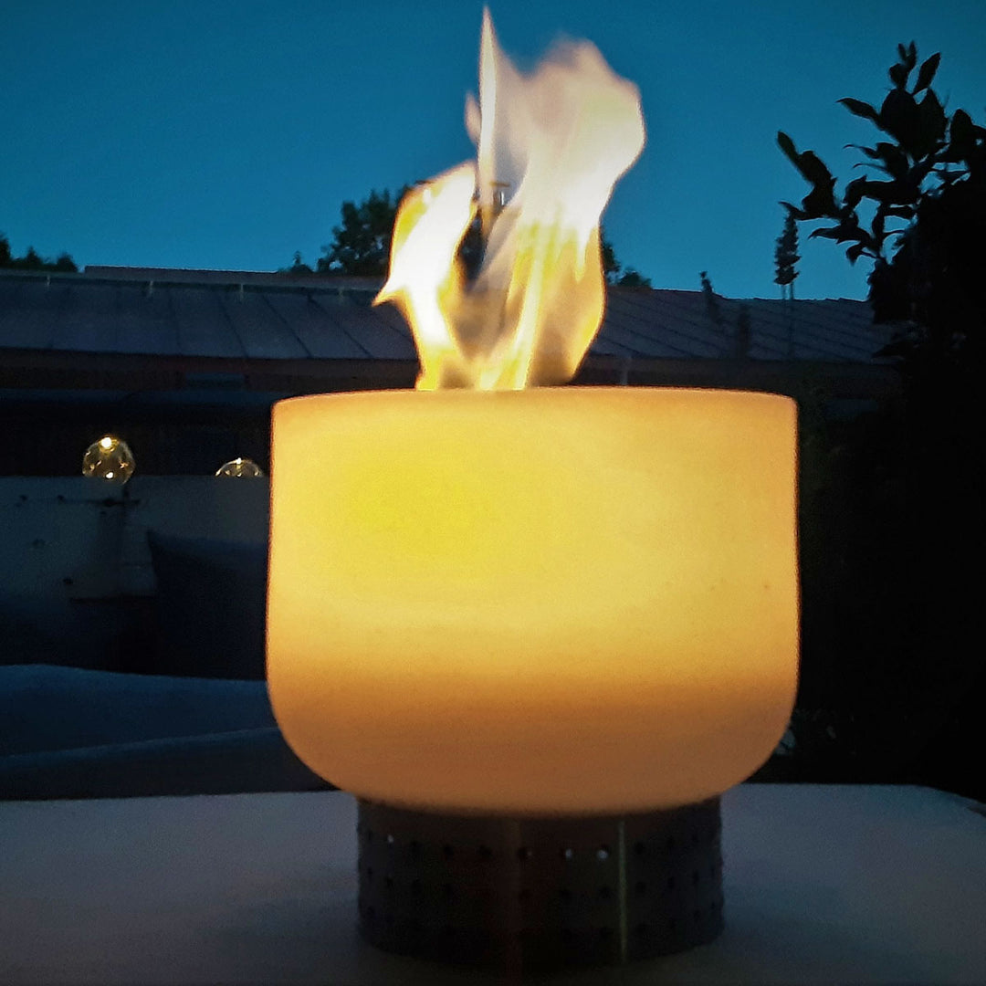 QFlame Quarzglas Tischfeuerschale QTable Edelstahl 20cm im Dunkeln in Betrieb auf einem Tisch