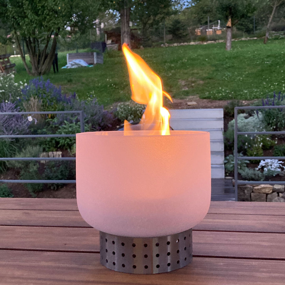 QFlame Quarzglas Tischfeuerschale QTable Edelstahl 20cm am Tage in Betrieb m Park