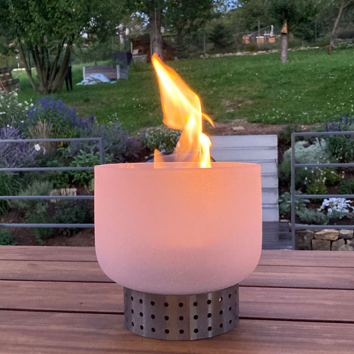 QFlame Quarzglas Tischfeuerschale QTable Edelstahl 20cm am Tage in Betrieb m Park