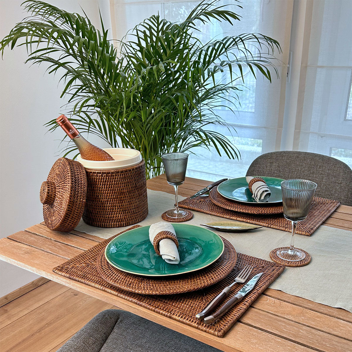 Fiolini Tischset Rattan auf einem gedecktem Tisch