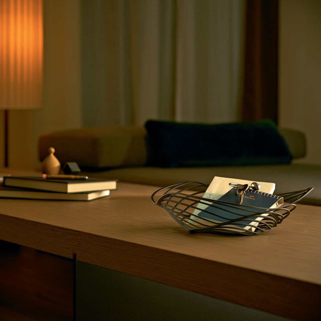 Alessi Trinity Schale Schwarz als Ablage für Schlüssel und Papiere auf einem Tisch