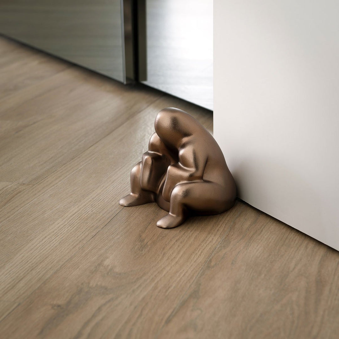 Alessi Türstopper Dédé bronze sitzt vor der Tür