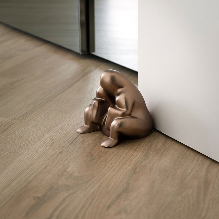 Alessi Türstopper Dédé bronze sitzt vor der Tür