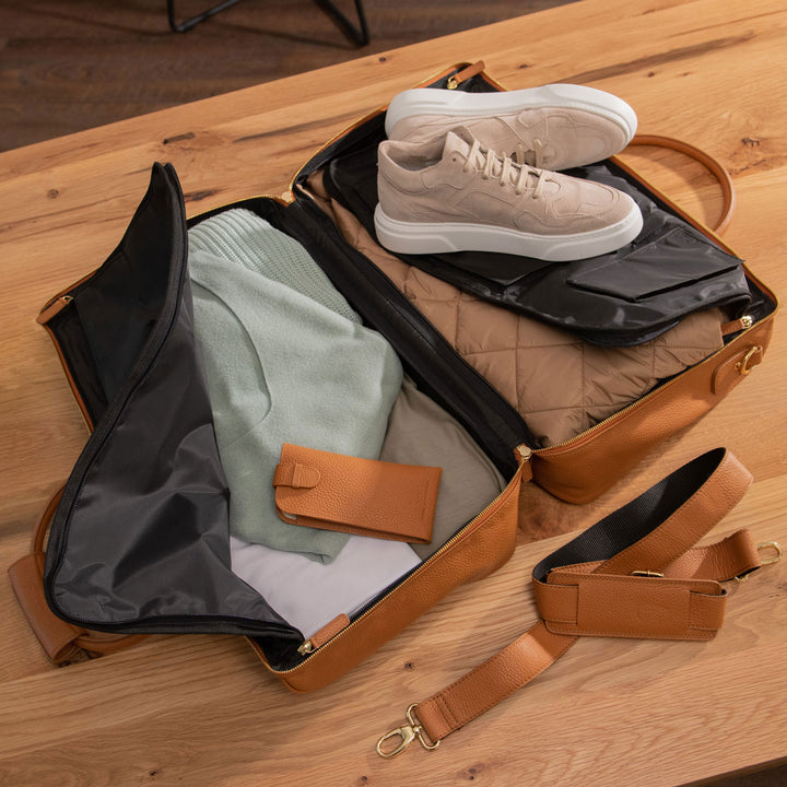 Keine Schwester Leder Weekender Packbar Karamell offen und gepackt
