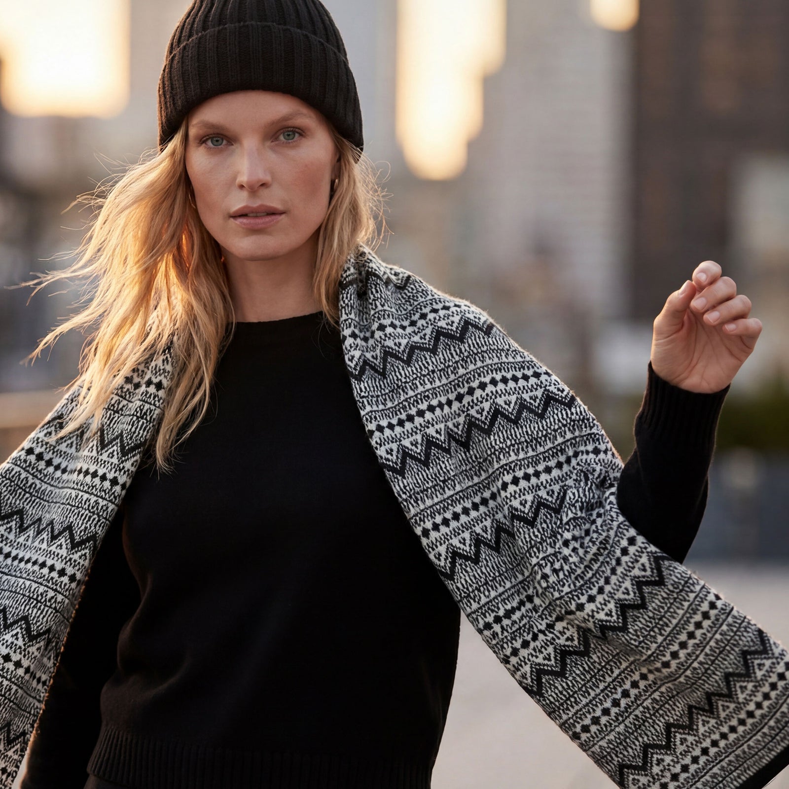 Eagle Products Merino-Schal ASTRID mit Norwegermuster schwarz / weiss an einem Model