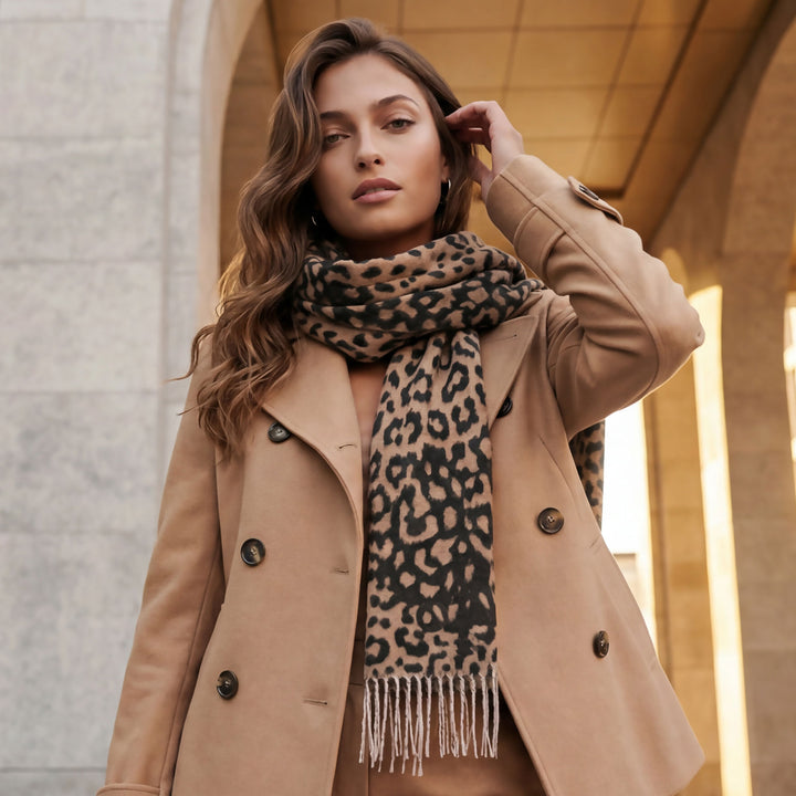Eagle Products Kaschmirschal LEO mit Leopardenmuster schwarz kamel an einem Model