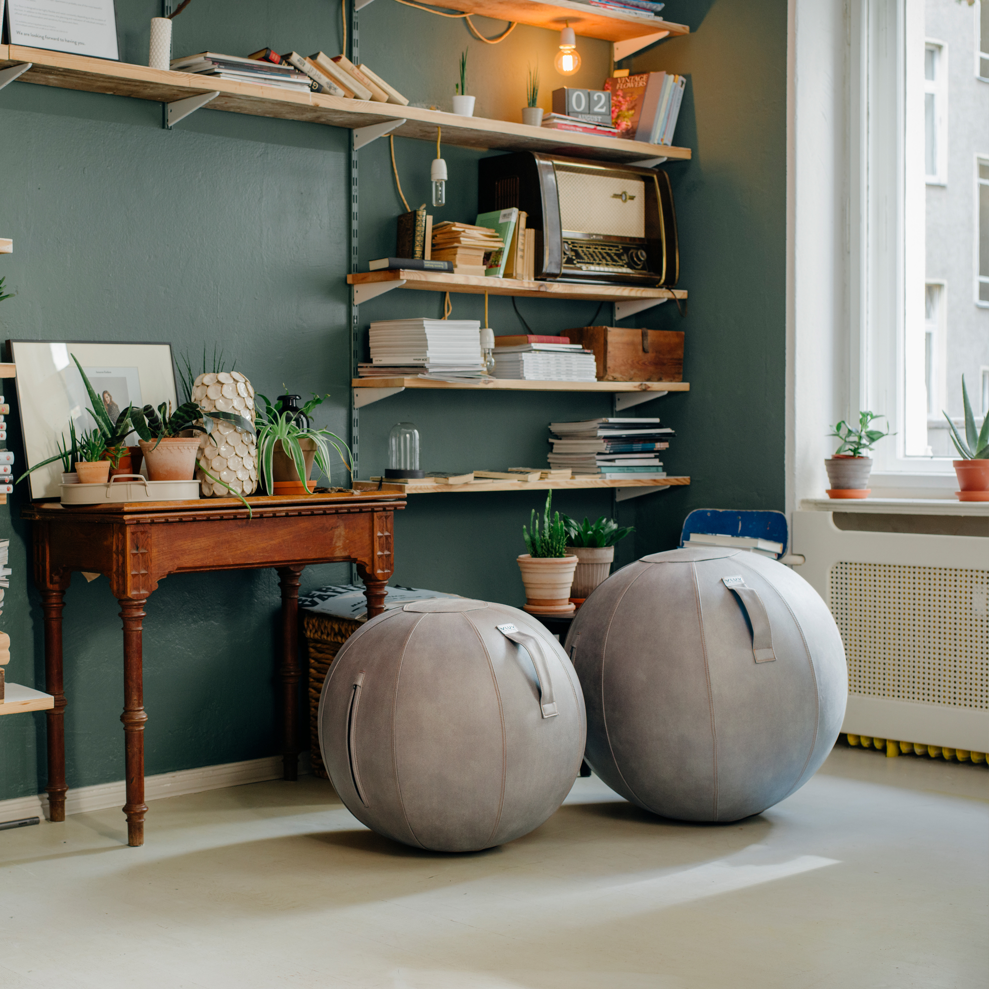 VLUV Sitzball fürs Büro aus Lederstoff grau I fiolini.de